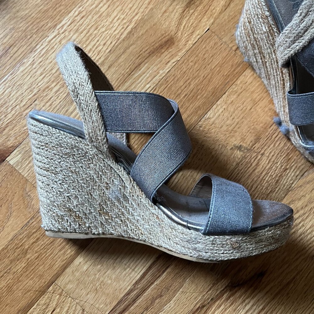 Shiny gray Edge with wicker bottom